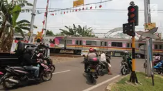 Sejumlah kendaraan berhenti di pintu perlintasan kereta api Bintaro Permai yang tidak berfungsi di Jakarta, Kamis (25/10). Menurut warga sekitar, pintu perlintasan tersebut sudah sejak beberapa bulan terakhir tidak berfungsi. (Liputan6.com/Angga Yuniar)