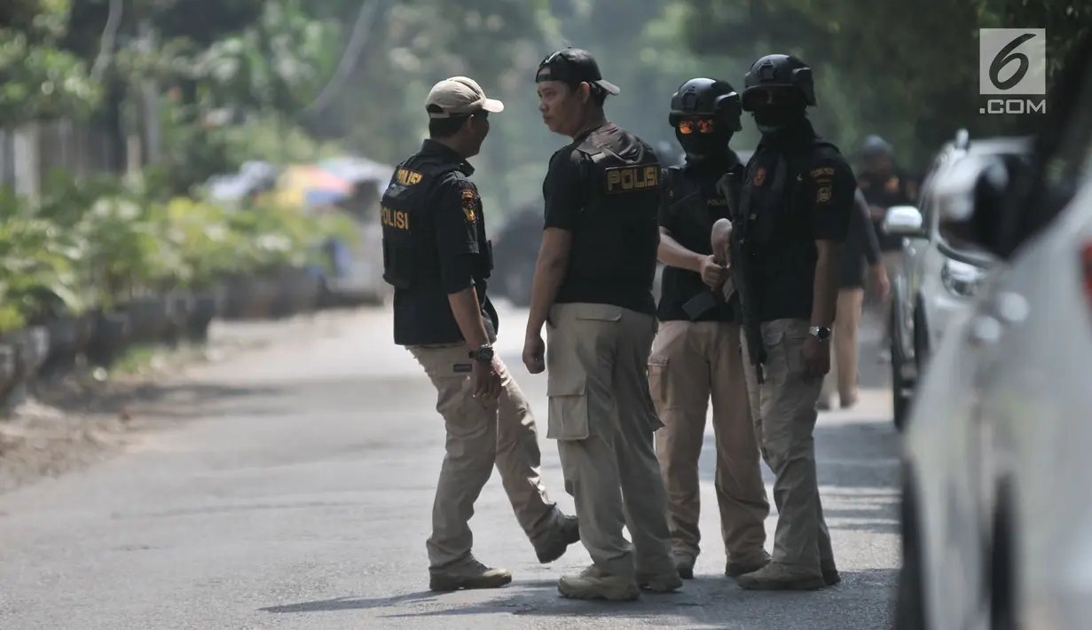 Aparat kepolisian bersenjata lengkap melakukan penjagaan saat Tim Gegana menyisir Gereja Santa Anna Duren Sawit, Jakarta Timur, Senin (14/5). Area gereja disterilkan menyusul teror bom melalui telepon gelap di gereja itu. (Merdeka.com/Iqbal S. Nugroho)