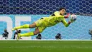 Kiper Mesir Mostafa Shoubir menyelamatkan tendangan penalti pemain Argentina Lionel Messi selama pertandingan sepak bola babak 16 besar Piala Dunia antara Argentina dan Mesir di Atlanta, Selasa, 7 Juli 2026. (AP Photo/Mike Stewart)