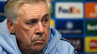 Pelatih Real Madrid, Carlo Ancelotti melakukan konferensi pers menjelang laga playoff Liga Champions 2024/2025 melawan Manchester City di Etihad Stadium, Manchester, Inggris, Selasa (11/02/2025) dini hari WIB. (AFP/Paul Ellis)