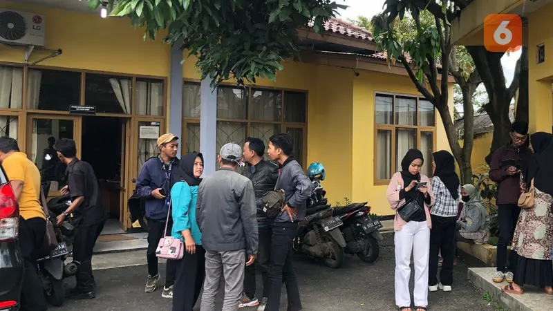 Buruh pabrik pengolahan triplek di Sukabumi mendatangi kantor Disnakertrans Kabupaten Sukabumi, konsultasi kejelasan upah yang tak kunjung dibayar (Liputan6.com/Istimewa).
