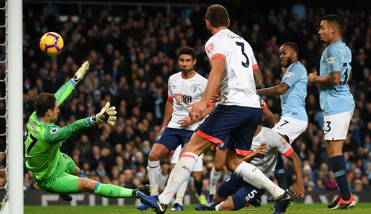 Proses terjadinya gol yang dicetak gelandang Manchester City, Raheem Sterling, ke gawang Bournemouth pada laga Premier League di Stadion Etihad, Manchester, Sabtu (1/12). City menang 3-1 atas Bournemouth. (AFP/Paul Ellis)