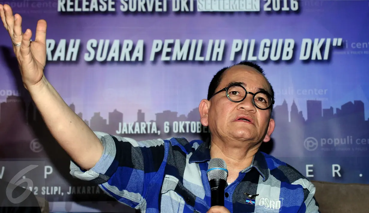 Tim sukses pasangan Cagub DKI Jakarta 2017-2022 Ahok-Djarot, Ruhut Sitompul memberi tanggapan terhadap hasil survei Populi Center di Jakarta, Kamis (6/10). Survei membahas Arah Suara Pemilih Pilgub DKI. (Liputan6.com/Helmi Fithriansyah)