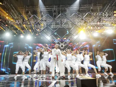 Aksi panggung penyanyi Siti Badriah tampil dalam malam puncak Hut SCTV ke-28 di ICE BSD, Tangerang, Jumat (24/8). Dalam penampilannya mereka membawakan lagu berjudul "Lagi Syantik". (Liputan6.com/Faizal Fanani)