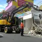 Sat Pol PP Kabupaten Bogor menertibkan bangunan liar di pusat bisnis warga Timur Tengah di kawasan Puncak, Cisarua, Bogor. (Achmad Sudarno/Liputan6.com)