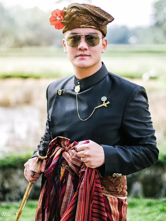 Potret Boy William dan Karen Vendela Pakai Busana Adat Bali, Tampil Serasi. (Sumber: Instagram/wikankaphotography)
