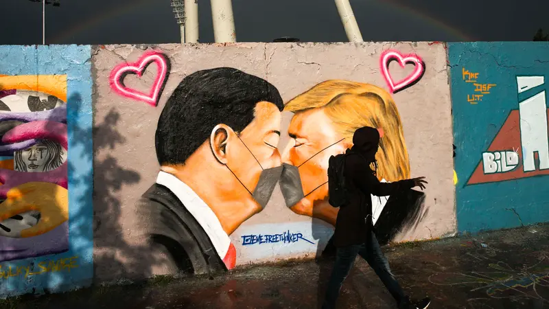 Grafiti Donald Trump dan Xi Jinping Ciuman Hiasi Tembok di Jerman