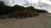 Gunungan sampah di Pantai Kuta, Bali. (Liputan6.com/Dewi Divianta)