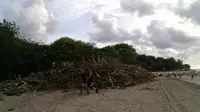 Sampah Menggunung di Pantai Kuta