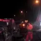 Truk muatan sampah ditabrak truk tanah dari arah belakang