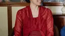 Laura Basuki tampil dengan kebaya kutu baru merah sederhana yang dipadukan kain lilit batik, tampilannya cook untuk perayaan Imlek. [@laurabas]
