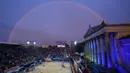 Pelangi terlihat di langit menjelang pertandingan perebutan medali emas Putri antara tim Latvia melawan tim Swiss pada ajang European Championships 2022 di Munich, Jerman, pada 20 Agustus 2022. (AFP/Tobias Schwarz)