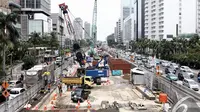 Sejumlah pekerja sedang menyelesaikan proyek pembangunan mass rapid transit (MRT) di kawasan Jalan Sudirman, Jakarta, Kamis (4/12/2015). (Liputan6.com/Faizal Fanani)