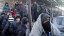 Sejumlah imigran mengantre panjang untuk mendapatkan makanan di depan sebuah gudang kosong di Belgrade, Serbia (8/1). Para imigran tersebut sebagian besar dari Afghanistan dan Pakistan. (AP Photo/Darko Vojinovic)