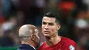 <p>Pemain Timnas Portugal, Cristiano Ronaldo (kanan) memeluk pelatihnya, Roberto Martinez pada laga Kualifikasi Euro 2024 melawan Timnas Liechtenstein yang berlangsung di Jose Alvalade, Lisboa, Portugal, Jumat (24/03/2023) dini hari WIB. CR7 berhasil menorehkan rekor baru sebagai pemain dengan torehan caps internasional terbanyak dalam sejarah. Lewat 197 penampilannya bersama Selecao, ia berhasil melewati rekor striker Kuwait, Bader Al-Mutawa yang sebelumnya memimpin dengan 196 caps. (AFP/Carlos Costa)</p>