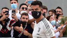 Spekulasi mengenai kepindahan Cristiano Ronaldo akhirnya terjawab. Kekasih dari Georgina Rodriguez tersebut menunjukkan kehadirannya di pusat medis milik Juventus untuk melaksanakan rangkaian tes medis. (Foto: AFP/Miguel Medina)