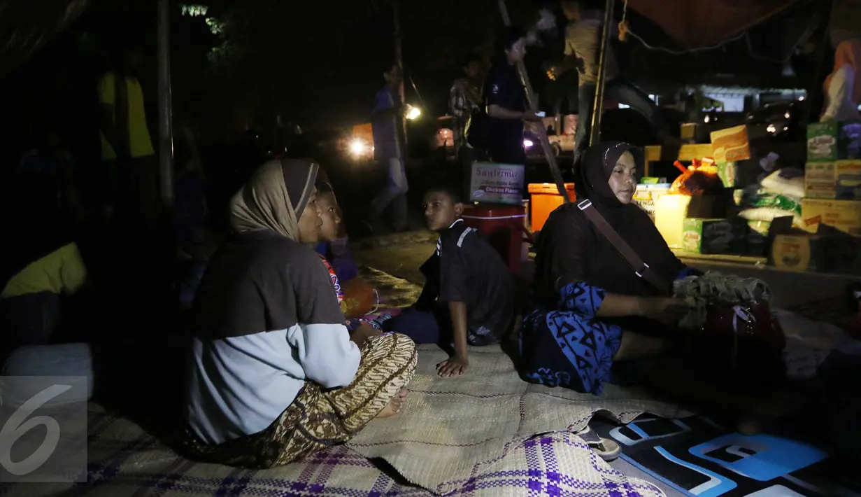 Korban gempa Aceh melewati malam di posko pengungsian di Pidie Jaya, Aceh, Kamis (8/12). Menurut data Badan Nasional Penanggulangan Bencana (BNPB), total jumlah pengungsi akibat gempa Aceh hingga kini mencapai 11.142 jiwa. (Liputan6.com/Angga Yuniar)