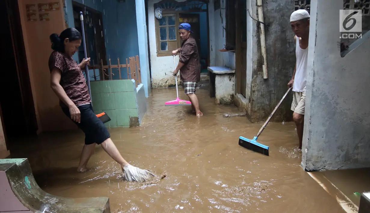 Pemandangan saat warga membersihkan rumah mereka akibat banjir yang melanda Kampung Melayu, Jakarta Timur, Senin (25/6). Air mulai merendam rumah warga sekitar pukul 04.00 WIB. (Liputan6.com/Arya Manggala)