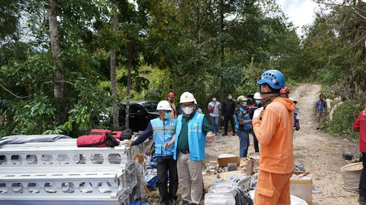 PLN terjunkan personel bantu pulihkan listrik di NTT. (Dok PLN)