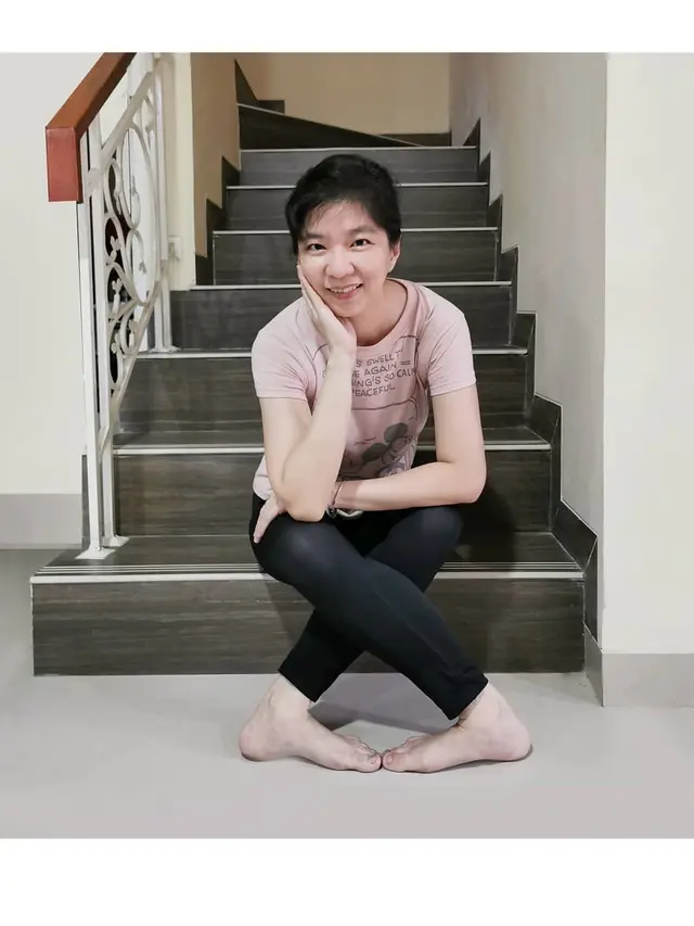 6 Potret Challenge Gaya Duduk Silang Kaki Jokowi yang Sedang Viral
