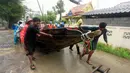 Nelayan memindahkan kapal sebelum Badai Tropis Pabuk mendekat di Pak Phanang, di Nakhon Si Thammarat, Thailand (4/1). Badai akan melanda bagian selatan Thailand dengan hujan lebat, angin, dan gelombang setinggi tujuh meter. (AP Photo/Sumeth Panpetch)