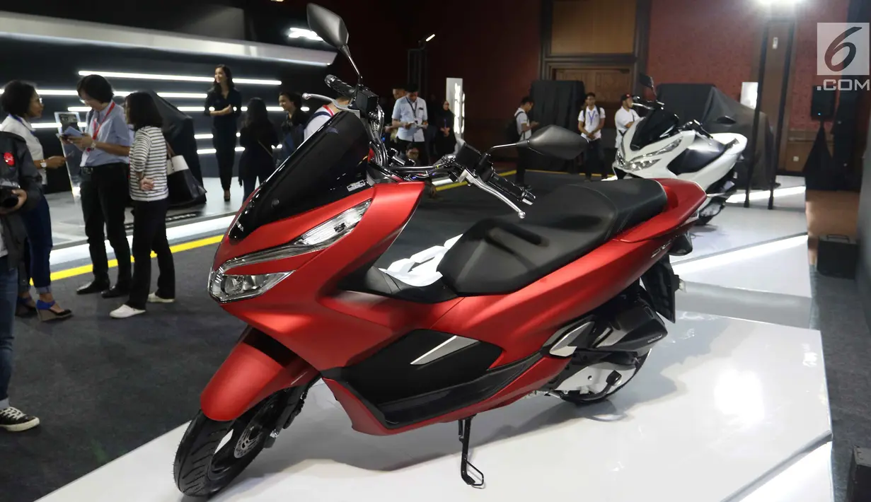 Tampilan skutik all new Honda PCX berwarna merah saat peluncurannya di Jakarta, Rabu (7/2). All new Honda PCX  memiliki berbagai pilihan warna yang elegan dan fitur canggih. (Liputan6.com/Angga Yuniar)