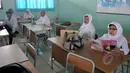 Sejumlah peserta bersiap mengikuti Ujian Nasional (UN) kesetaraan paket B di SMPN 80 Jakarta, Senin (4/5/2015). Sebanyak 378 peserta, termasuk peserta berusia lanjut mengikuti UN di hari pertama tersebut. (Liputan6.com/Johan Tallo)