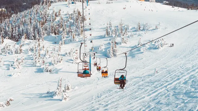 Ilustrasi Main Ski