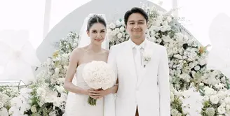 Mikha Tambayong dan Deva Mahendra telah resmi menjadi sepasang suami istri [instagram/miktambayong]