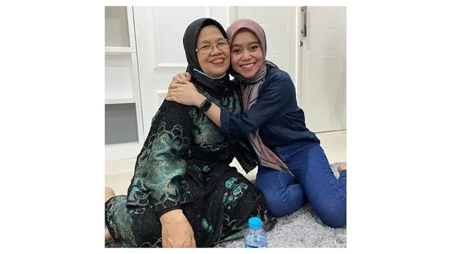 7 Potret Pertemuan Keluarga Lesty Kejora dan Rizky Billar, Penuh Kehangatan