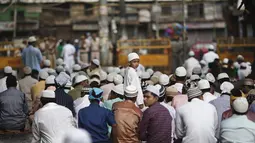 Seorang anak lelaki berdiri diantara para jemaah yang melaksanakan salat Idul Fitri di Masjid Jama, India, Selasa (29/7/14). (REUTERS/Adnan Abidi)
