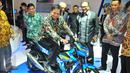 Menperin, Airlangga Hartarto mencoba kendaraan saat pembukaan Indonesia Motorcycle Show (IMOS) 2016 di JCC, Senayan, Jakarta, Rabu (2/11). IMOS 2016 terdiri dari 5 perusahaan motor anggota Asosiasi Industri Sepeda Motor (AISI). (Liputan6.com/Angga Yuniar)
