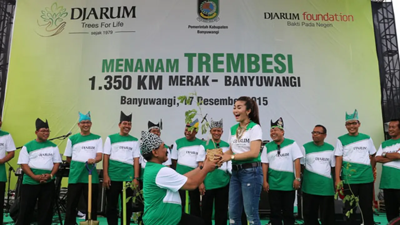 Fitri Carlina dan Cakra Khan Tanam Trembesi di Banyuwangi