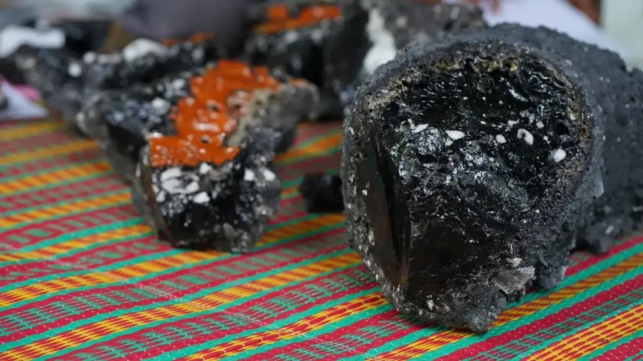 Batu Hitam Mengkilap di Thailand