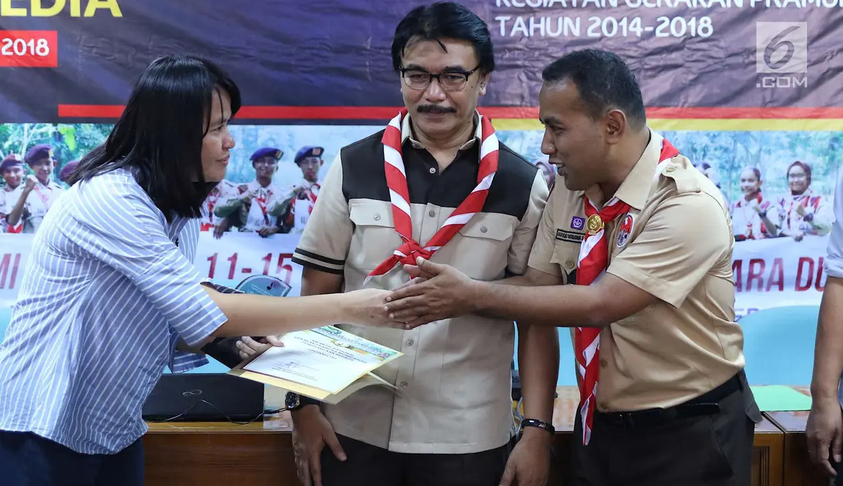 Redaktur Eksekutif Liputan6.com Irna Gustiawati bersalaman usai menerima piagam di Jakarta, Senin (24/9). Liputan6.com mendapat penghargaan atas publikasi kegiatan Gerakan Pramuka sepanjang 2014-2018. (Liputan6.com/Immanuel Antonius)