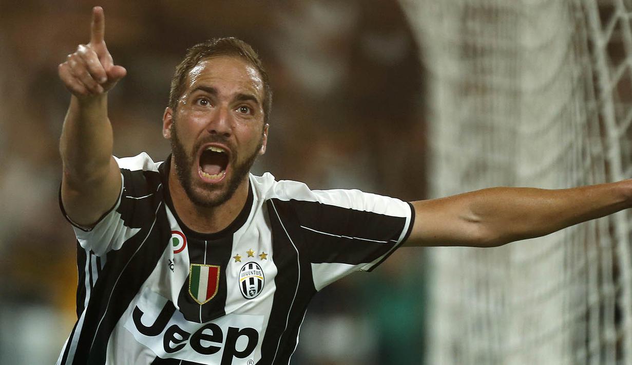 1. Gonzalo Higuain, bomber Argentina ini menjadi incaran utama dari pelatih Arsenal, Arsene Wenger. Namun hengkang dari Napoli dirinya malah memilih bergabung dengan klub raksasa Italia, Juventus. (AFP/Marco Bertorello)