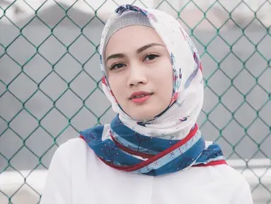 Memakai hijab berwarna putih dengan corak biru dan merah, membuat penampilan Melody terkesan santai dan elegan. (Liputan6.com/IG/@melodylaksani92)