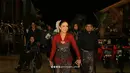 Krisdayanti mengikuti debat perdana sebagai calon Wali Kota Batu, Senin (21/10). Dalam kesempatan tersebut, diva yang akrab disapa KD itu tampak mengenakan kebaya merah yang dipadukan dengan kain batik yang serasi dengan bawahannya. Bros emas di tengah kebaya semakin mempertegas penampilannya. (Liputan6.com/IG/@krisdayanti_official)