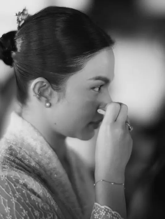 Ariel pun tampak mengenakan aksesori seperti anting mutiara. Dan anting keemasan di atas anting mutiaranya. [@eghadelatoya]