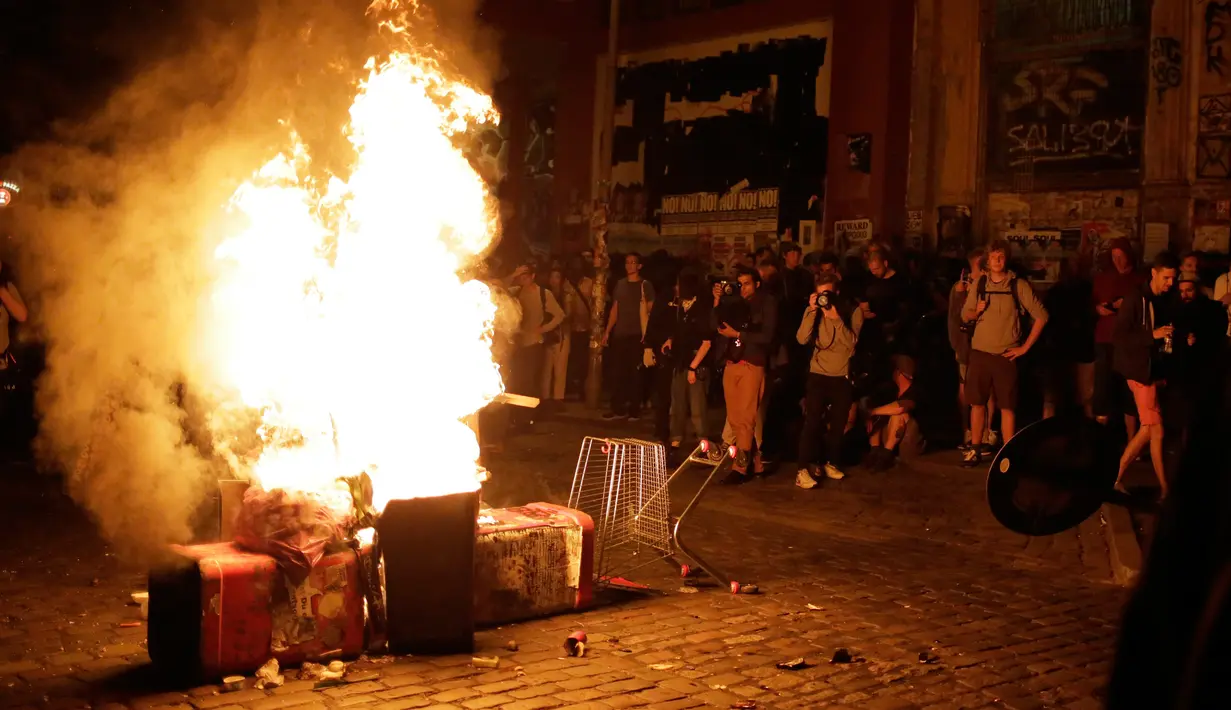 Demonstran membakar barikade dalam unjuk rasa menentang penyelenggaraan KTT G20 di Hamburg, Kamis (6/7). Polisi antihuru-hara Jerman bentrok dengan pengunjuk rasa jelang pertemuan puncak G20 yang digelar pada 7-8 Juli. (AP/Markus Schreiber)