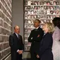 Presiden Obama dan Michelle Obama saat melakukan tur di dalam Museum 9/11 di New York. (Reuters/Kevin Lamarqu)