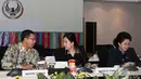 Menag Lukman Hakim Saifuddin dan Menko Pembangunan Manusia dan Kebudayaan (PMK) Puan Maharani terlihat berbincang saat rapat koordinasi tingkat menteri di Kantor Kemenko PMK, Jakarta, Kamis (11/12/2014). (Liputan6.com/Miftahul Hayat)