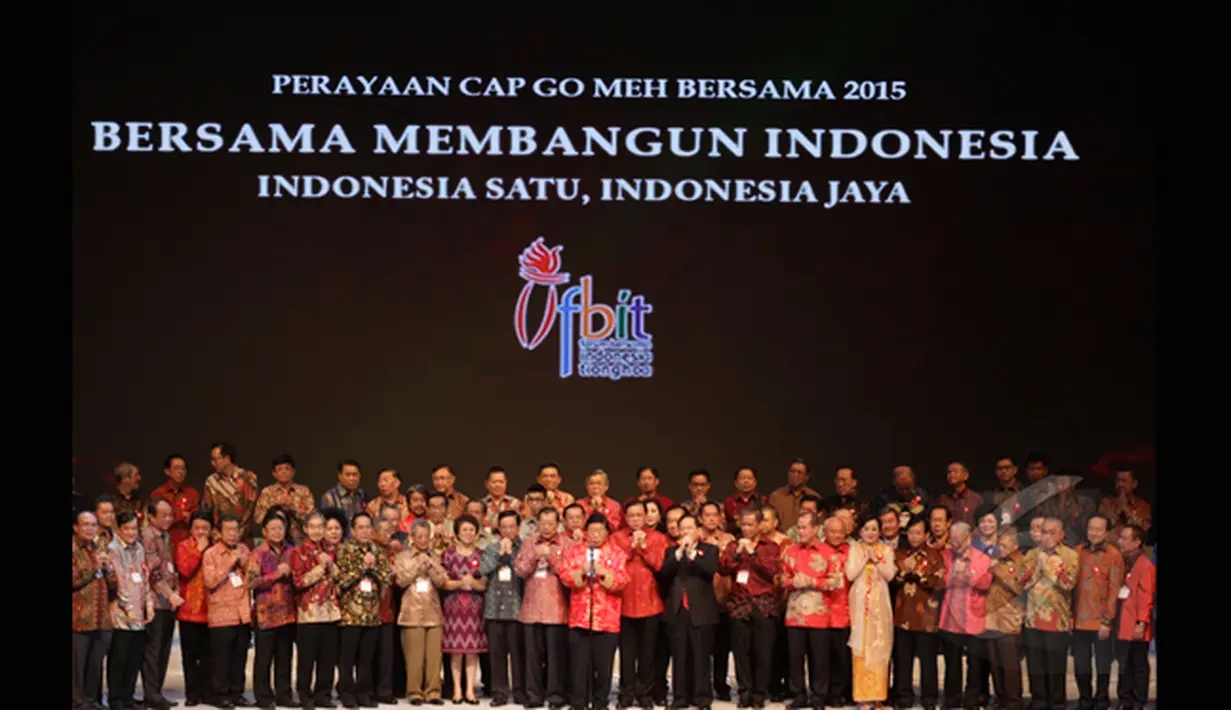 Ribuan warga tionghoa merayakan Cap Go Meh Bersama 2015 di Arena JIExpo Kemayoran, Jakarta, Senin (3/2). Perayaan Cap Go Meh 2015 mengambil tema Bersama Membangun Indonesia, Indonesia Satu, Indonesia Jaya. (Liputan6.com/Faizal Fanani)