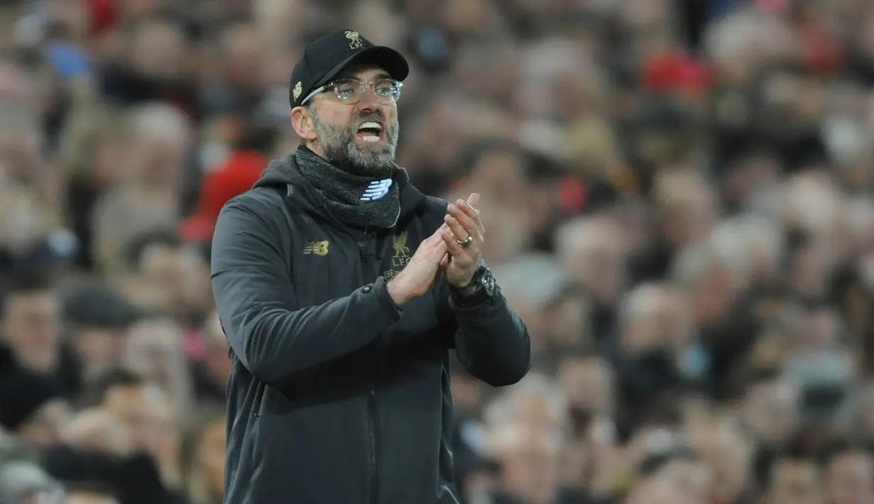 Pelatih Liverpool, Jurgen Kloop memberi semangat pemainnya saat bertanding melawan Arsenal pada lanjutan Liga Inggris di Anfield Stadium (29/12). Kemenangan ini, membuat Liverpool  kokok di puncak klasemen dengan poin 54. (AP Photo/Rui Vieira)