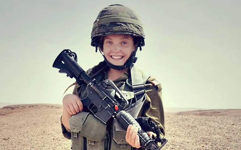 Foto tentara perempuan Israel ini beredar di dunia maya. Ia dituduh menembak Razan Najjar, benarkah? (Facebook/IDF)