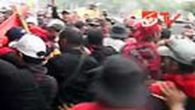 Demonstran Menunggu Hingga Ketok Palu