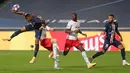 Penyerang Paris Saint-Germain (PSG), Kylian Mbappe menyundul bola saat menghadapai RB Leipzig pada partai semifinal Liga Champions di Estadio da Luz, Lisbon, Selasa (18/8/2020). PSG melaju ke final Liga Champions setelah mengandaskan Leipzig  3-0.  (AP Photo/Manu Fernandez)