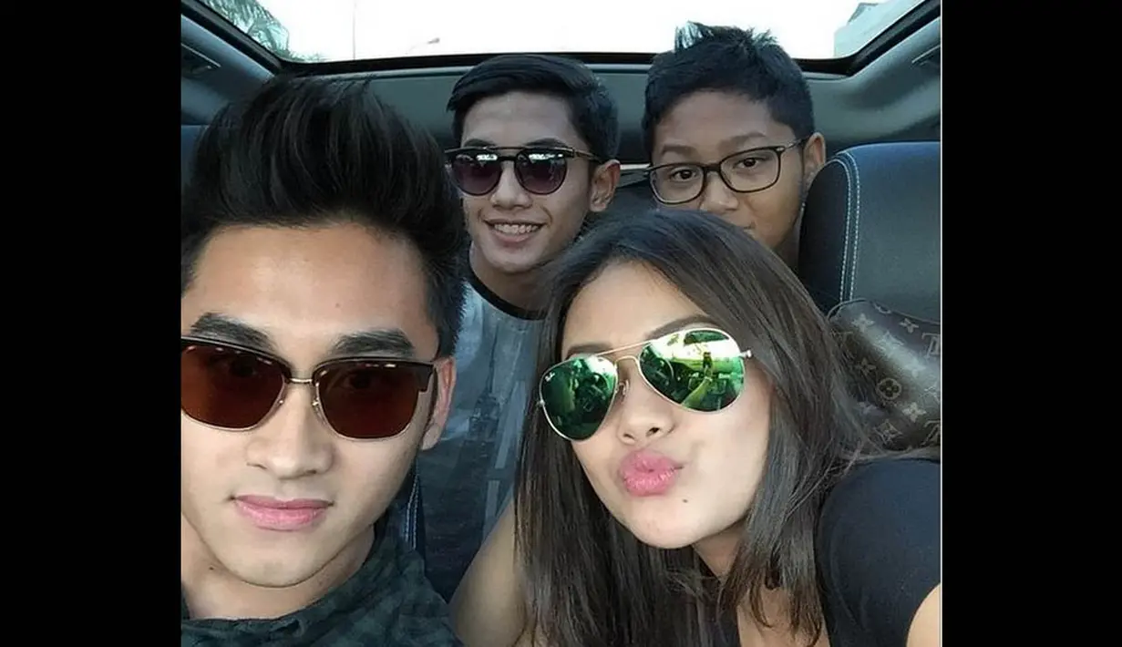 Sabtu (25/10/2014), Tommy Rumengan mengunggah foto kebersamaannya dengan Aurel dan adiknya, Azriel serta seorang pria di dalam sebuah mobil. (instagram.com/tommyrumengan)