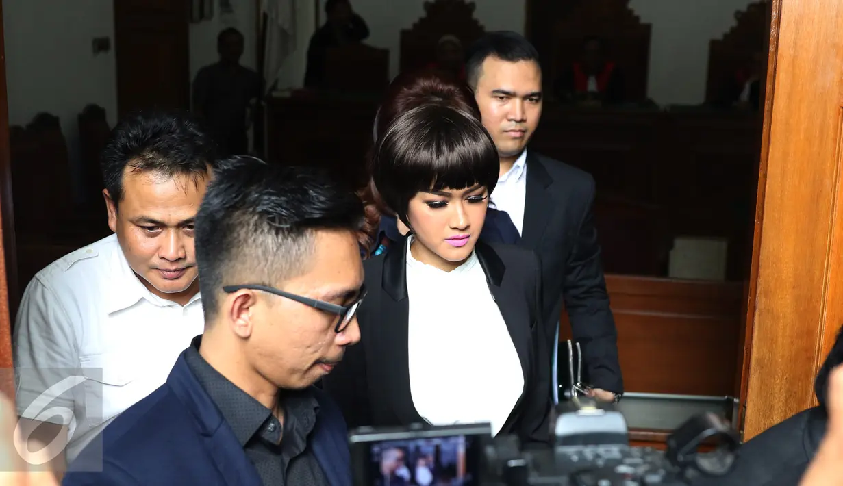Julia Perez keluar dari ruang sidang di Pengadilan Negeri Jakarta Selatan, Rabu (30/3/2016). Sidang perdana cerai Julia Perez  dan Gaston Castano ditunda karena pihak dari Gaston Castano tidak hadir.  (Liputan6.com/Herman Zakharia)