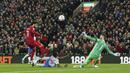 Liverpool tanpa ampun menghajar Manchester United empat gol tanpa balas dalam duel pekan ke-30 Premier League 2021/22, Rabu (20/4/2022). Mohamed Salah menjadi bintang dengan memborong dua gol. (AP/Jon Super)